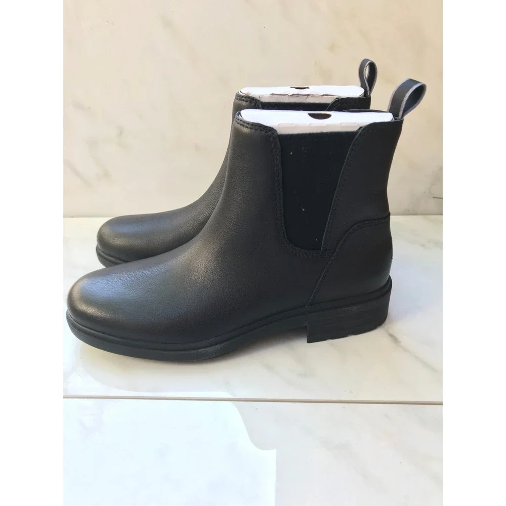$150 UGG Women's Harrison Chelsea Fashion Boot, Black Leather, 10 - Picture 1 of 8